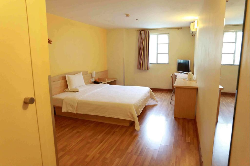7Days Inn Beijing Railway Station Guangqu Gate Metro Station Room photo